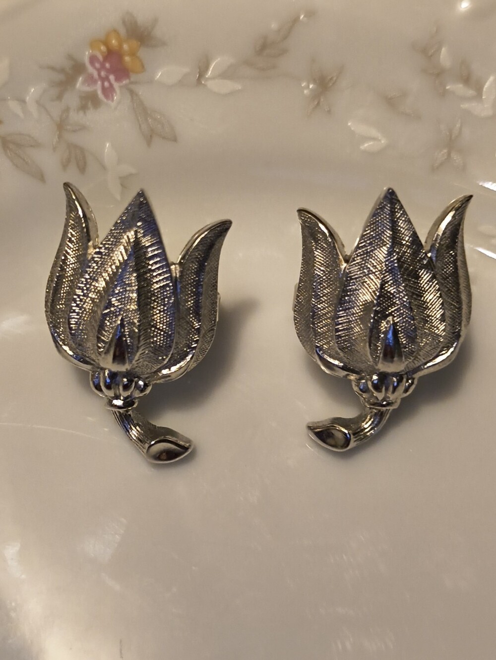 Vtg MCM CROWN TRIFARI Vintage Brushed Silver Tone Tulip Lotus Clip On Earrings